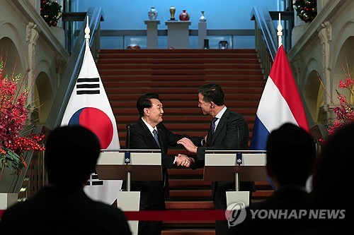 (헤이그=연합뉴스) 진성철 기자 = 네덜란드를 국빈 방문한 윤석열 대통령이 13일(현지시간) 헤이그 총리실에서 열린 공동 기자회견에서 마르크 뤼터 네덜란드 총리와 악수하고 있다. 2023.12.13 [공동취재] zjin@yna.co.kr
