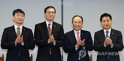 이창용, F4 떠나는 추경호에 박수…"물가잡는 데 큰힘 돼"_최진우