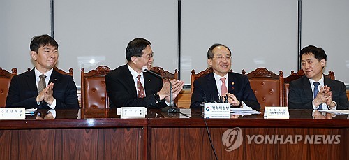 [고유권의 쿰파니스] '뉴노멀'이 된 경제수장의 만남_고유권