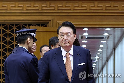 (성남=연합뉴스) 진성철 기자 = 네덜란드 국빈 방문 일정을 마친 윤석열 대통령이 15일 성남 서울공항 2층 실내행사장으로 귀국하고 있다.    2023.12.15 zjin@yna.co.kr