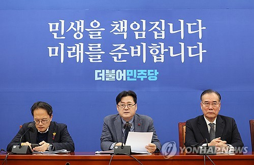 (서울=연합뉴스) 이정훈 기자 = 더불어민주당 홍익표 원내대표가 19일 국회에서 열린 원내대책회의에서 발언하고 있다. 2023.12.19 uwg806@yna.co.kr