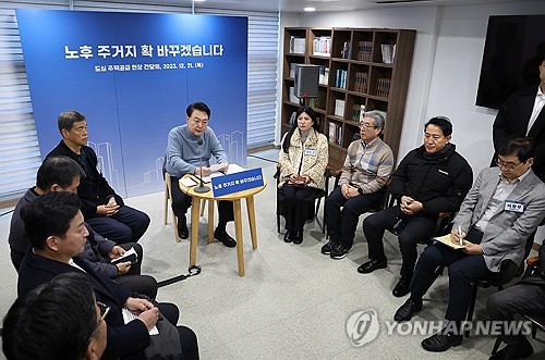 (서울=연합뉴스) 임헌정 기자 = 윤석열 대통령이 21일 서울 중랑구의 소규모주택정비 관리지역인 모아타운 사업지에서 열린 지역주민들과의 도심 주택공급 간담회에서 발언하고 있다. 2023.12.21 kane@yna.co.kr