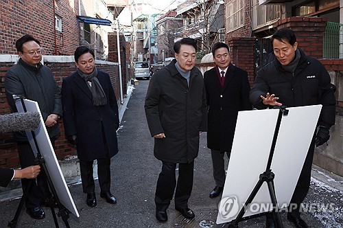 (서울=연합뉴스) 임헌정 기자 = 윤석열 대통령이 21일 서울 중랑구의 소규모주택정비 관리지역인 모아타운 사업지를 방문해 오세훈 서울시장으로 부터 현장에 대한 설명을 듣고 있다.  2023.12.21 [대통령실통신사진기자단] kane@yna.co.kr