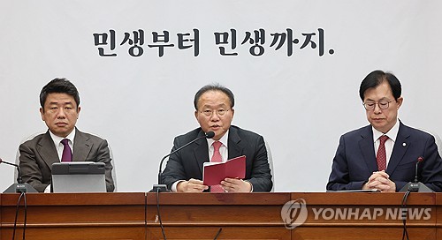 (서울=연합뉴스) 이정훈 기자 = 국민의힘 윤재옥 당 대표 권한대행이 22일 국회에서 열린 원내대책회의에서 발언하고 있다. 2023.12.22 uwg806@yna.co.kr