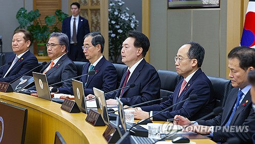 (세종=연합뉴스) 진성철 기자 = 윤석열 대통령이 26일 세종시 정부세종청사에서 열린 제55회 국무회의에서 발언하고 있다. 2023.12.26 zjin@yna.co.kr