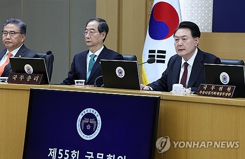 尹, 한총리에 "부처간 칸막이 허물 인사교류·예산지원 마련"_신윤우