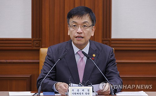 (서울=연합뉴스) 황광모 기자 = 최상목 부총리 겸 기획재정부 장관이 29일 오전 서울 종로구 정부서울청사에서 열린 비상 경제 장관회의에 참석해 내년 경제정책 방향에 대한 발언을 하고 있다. 2023.12.29 hkmpooh@yna.co.kr