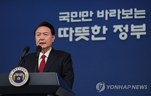 (서울=연합뉴스) 진성철 기자 = 윤석열 대통령이 2024년 갑진년 새해 첫날인 1일 서울 용산 대통령실 청사에서 신년사를 발표하고 있다. 2024.1.1   [대통령실 제공. 재판매 및 DB 금지] zjin@yna.co.kr