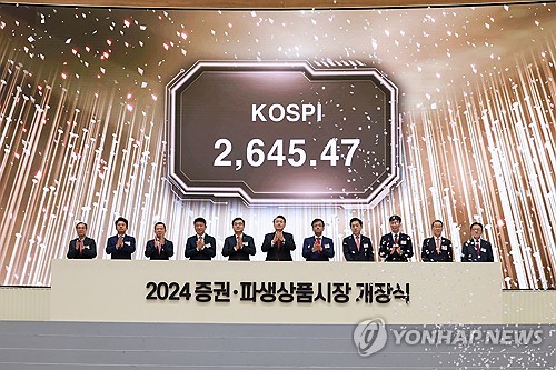 尹, 증시 개장식 참석한 첫 대통령…여의도부터 찾은 이유는_신윤우