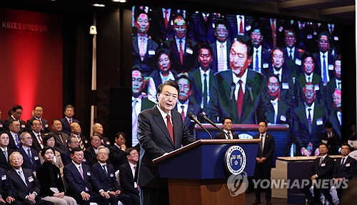 (서울=연합뉴스) 진성철 기자 = 윤석열 대통령이 2일 서울 여의도 중소기업중앙회에서 열린 2024년 경제계 신년 인사회에서 격려사를 하고 있다. 2024.1.2  [대통령실통신사진기자단] zjin@yna.co.kr