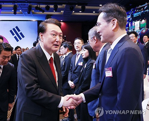 尹, 경제계 만나 "새해 경제 더 좋아질 것…수출이 성장 견인"(종합)_신윤우