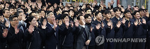 직원들과 기념촬영하는 정의선 회장