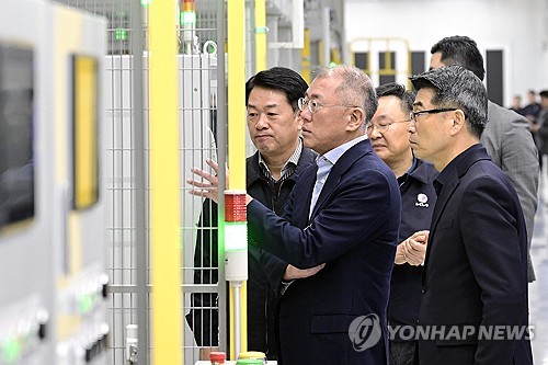 공장 둘러보는 정의선 회장