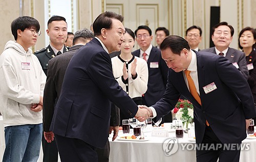 (서울=연합뉴스) 홍해인 기자 = 윤석열 대통령이 3일 청와대 영빈관에서 열린 '2024년 신년 인사회'에 참석해 최태원 대한상공회의소(대한상의) 회장과 인사하고 있다. 2024.1.3 [대통령실통신사진기자단] hihong@yna.co.kr