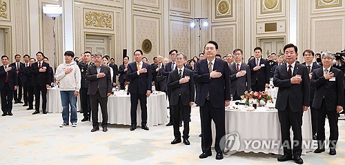 (서울=연합뉴스) 홍해인 기자 = 윤석열 대통령이 3일 청와대 영빈관에서 열린 '2024년 신년 인사회'에 참석해 김진표 국회의장, 조희대 대법원장, 이종석 헌법재판소장 등 참석자들과 함께 국기에 경례하고 있다. 2024.1.3 [대통령실통신사진기자단] hihong@yna.co.kr