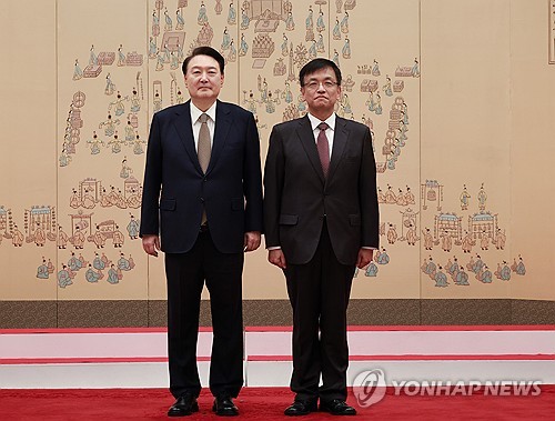 尹대통령, 최상목 경제부총리 임명장 수여_신윤우