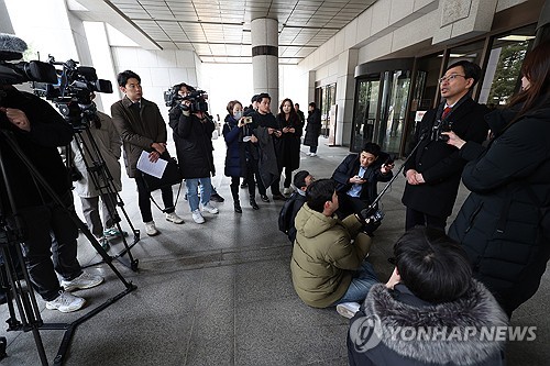 질문에 답하는 한앤코 측 법률대리인