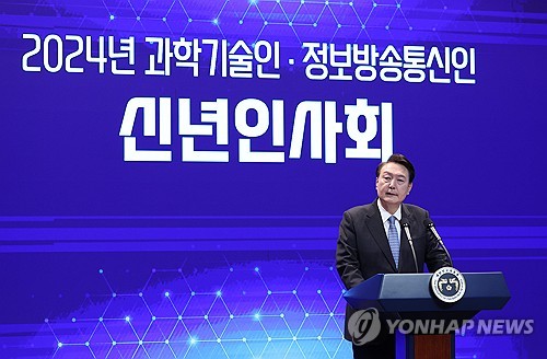尹, 과학기술인 만나 "임기 중 R&D 예산 대폭 확대할 것"(종합)_신윤우