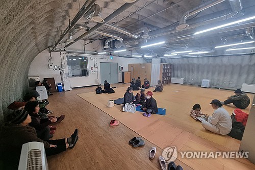 (인천=연합뉴스) 5일 오후 인천시 옹진군 연평도에서 주민들이 북한 도발 상황에 따라 대피소로 이동해 대기하고 있다. 2024.1.5 [독자 제공. 재판매 및 DB 금지] goodluck@yna.co.kr