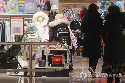 회사채 발행 나선 유통업계, 얼어붙은 소비심리 뚫어낼까_박준형