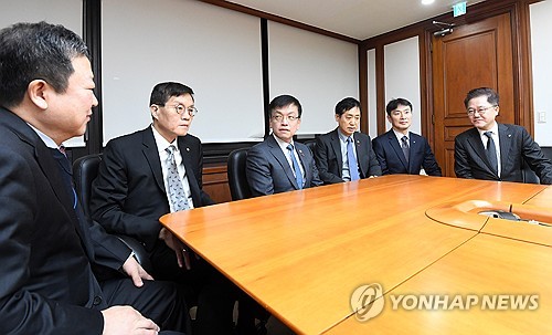 (서울=연합뉴스) 최상목 부총리 겸 기획재정부 장관이 8일 서울 영등포구 한국수출입은행에서 열린 '거시경제·금융현안 간담회'에서 발언하고 있다. 왼쪽부터 박춘섭 대통령실 경제수석, 이창용 한국은행 총재, 최상목 부총리 겸 기획재정부 장관, 김주현 금융위원장, 이복현 금융감독원장, 강석훈 한국산업은행 회장. 2024.1.8 [기획재정부 제공. 재판매 및 DB 금지] photo@yna.co.kr