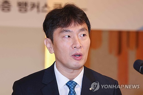 이복현, 해외출장도 보류…태영·ELS 등 급한 불부터 끈다_이현정