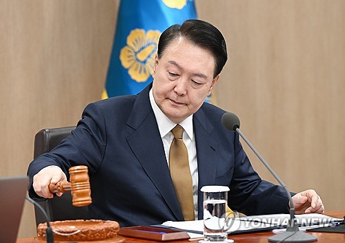 (서울=연합뉴스) 홍해인 기자 = 윤석열 대통령이 9일 서울 용산 대통령실 청사에서 열린 국무회의를 시작하며 의사봉을 두드리고 있다. 2024.1.9 [대통령실 제공. 재판매 및 DB 금지] hihong@yna.co.kr