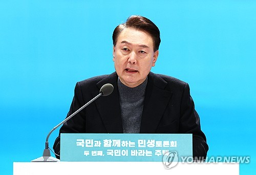 (고양=연합뉴스) 홍해인 기자 = 윤석열 대통령이 10일 경기 고양시 일산동구 고양아람누리에서 '국민이 바라는 주택'을 주제로 열린 국민과 함께하는 민생토론회에서 발언하고 있다. 2024.1.10 [대통령실통신사진기자단] hihong@yna.co.kr