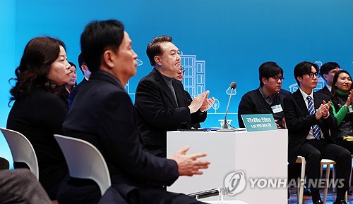 박수치는 윤석열 대통령