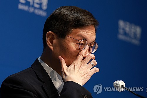 이창용 "금리인하 논의 시기상조…'충분히 장기간' 적어도 6개월"(상보)_김정현