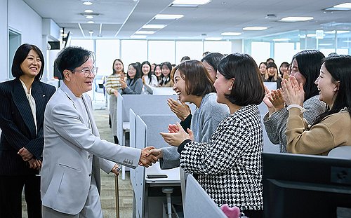 이재현 CJ 회장, 5년 만에 계열사 방문…올리브영 찾아 상생 강조_이미란