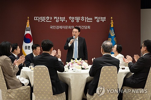 尹 "정부, 공정·효과적 경쟁 이뤄지고 뒤처진 사람도 지원해야"_신윤우