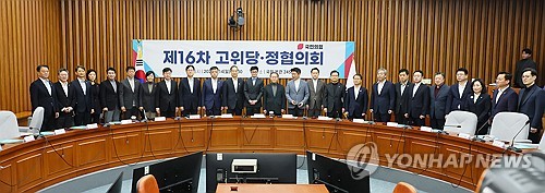 당정 "2금융권 대출자 이자 최대 150만원 경감…40만명 대상"_한종화