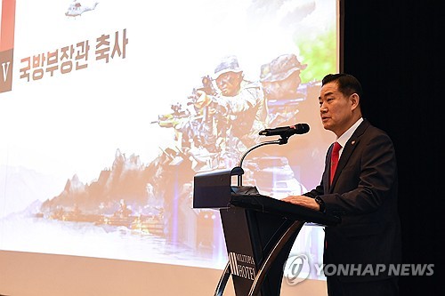 (서울=연합뉴스) 신원식 국방부 장관이 16일 경기 성남시 밀리토피아 호텔에서 열린 '2024년 해병대 예비역 대상 정책설명회'에서 축사하고 있다. 2024.1.16 [해병대사령부 제공. 재판매 및 DB 금지] photo@yna.co.kr