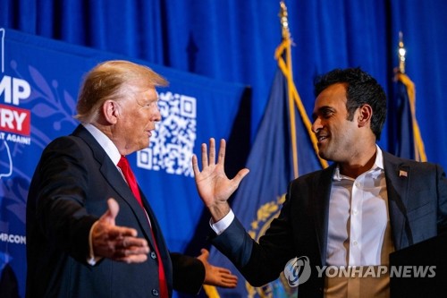 도널드 트럼프 대통령 당선인(왼쪽)과 비벡 라마스와미 정부효율부 장관 내정자