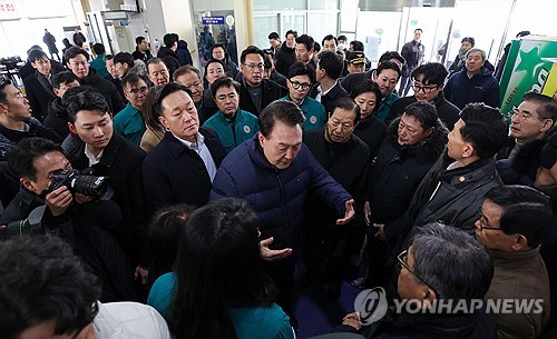 (서울=연합뉴스) 진성철 기자 = 윤석열 대통령이 23일 충남 서천군 서천읍 서천특화시장 화재 현장에서 피해 상인들을 만나 대화하고 있다. 2024.1.23   [대통령실 제공. 재판매 및 DB 금지] zjin@yna.co.kr