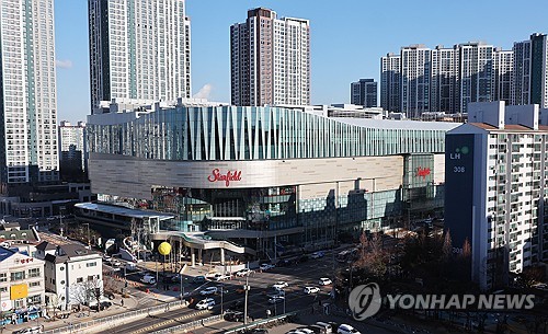 유통공룡, 수원에서 맞붙는다…스타필드 2.0 對 리뉴얼 롯데_이미란