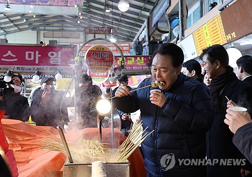 尹대통령, 의정부 전통시장 방문…"설 명절 온기 돌도록 정부 지원"_신윤우