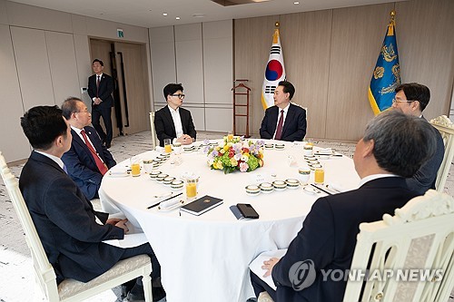 (서울=연합뉴스) 진성철 기자 = 윤석열 대통령이 29일 서울 용산 대통령실 청사에서 국민의힘 한동훈 비상대책위원장, 윤재옥 원내대표 등과 오찬을 함께하며 대화하고 있다. 2024.1.29  [대통령실 제공. 재판매 및 DB 금지] zjin@yna.co.kr