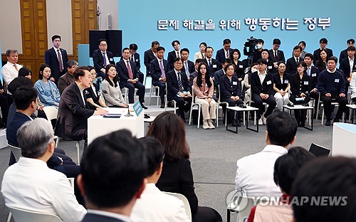 (성남=연합뉴스) 진성철 기자 = 윤석열 대통령이 1일 경기도 성남시 분당서울대병원에서 열린 '국민과 함께하는 민생토론회-여덟 번째, 생명과 지역을 살리는 의료개혁'에서 발언하고 있다. 2024.2.1  [대통령실통신사진기자단] zjin@yna.co.kr