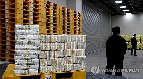 세뱃돈도 '인플레'…화폐 발행 2주새 6兆, 전년비 2兆↑_김정현