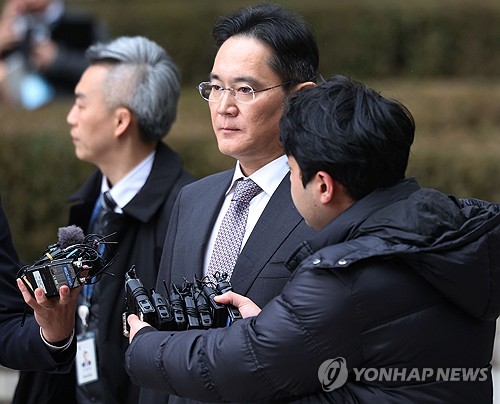 무죄 선고 후 법원 나서는 이재용