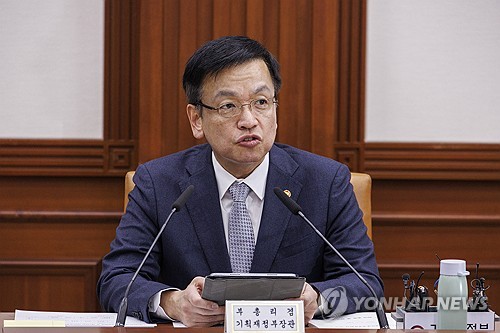 (서울=연합뉴스) 황광모 기자 = 최상목 부총리 겸 기획재정부 장관이 7일 오전 서울 종로구 정부서울청사에서 열린 대외경제장관회의 및 대외경제협력기금(EDCF) 운영위원회에 참석해 지난 2203년도 정상 경제외교 성과 후속조치 계획과 관련한 발언을 하고 있다. 2024.2.7 hkmpooh@yna.co.kr