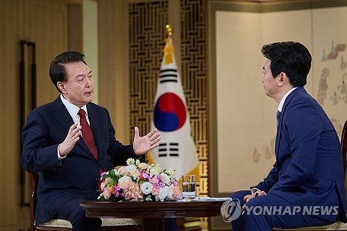 尹대통령 "대출 고객, 은행 독과점에 피해…경쟁 유도해 금리 내려"_신윤우