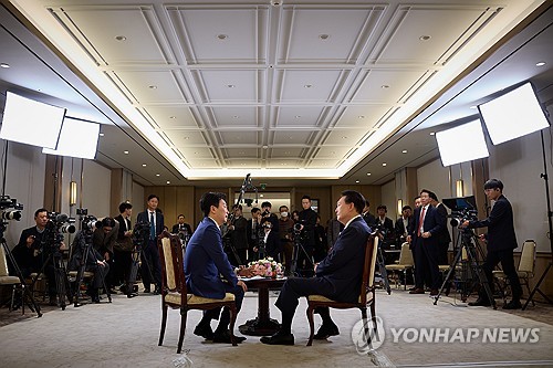 尹대통령 "증시 코리아 디스카운트 줄이기 위해 조세 규제 제거해야"_신윤우