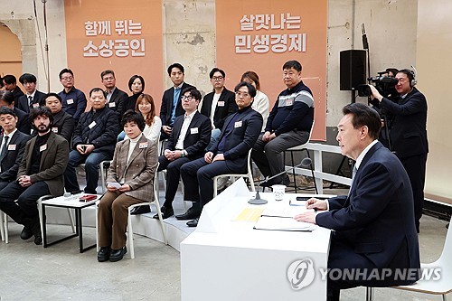 (서울=연합뉴스) 홍해인 기자 = 윤석열 대통령이 8일 서울 성동구 레이어57에서 열린 '국민과 함께하는 민생토론회 - 열 번째, 함께 뛰는 중소기업·소상공인, 살맛나는 민생경제'에서 발언하고 있다. 2024.2.8  [대통령실통신사진기자단] hihong@yna.co.kr