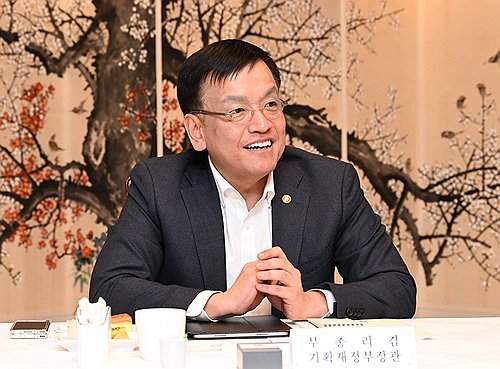 최상목 "중견기업으로 성장해도 稅·재정 혜택 급격 축소 않을 것"_최진우