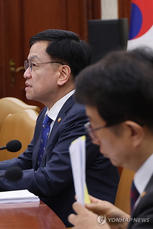 최상목 "기업 주주환원 촉진 위한 세제 인센티브 방안 고민"_최진우