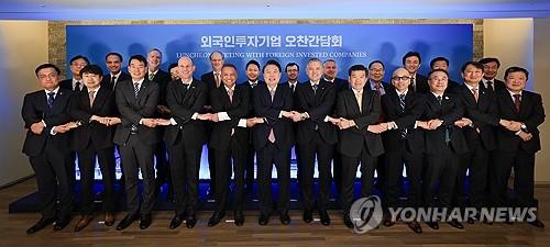 (서울=연합뉴스) 홍해인 기자 = 윤석열 대통령이 14일 서울 중구 대한상공회의소 챔버라운지에서 외국인 투자기업 대표들과 연 오찬 간담회를 마치며 참석자들과 손을 잡고 기념촬영을 하고 있다. 2024.2.14 [대통령실 제공. 재판매 및 DB 금지] hihong@yna.co.kr