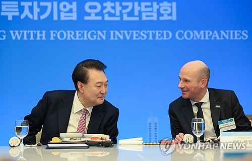 (서울=연합뉴스) 홍해인 기자 = 윤석열 대통령이 14일 서울 중구 대한상공회의소 챔버라운지에서 외국인 투자기업 대표들과 연 오찬 간담회에서 마틴 행켈만 독일 상공회의소 회장과 대화하고 있다. 2024.2.14 [대통령실 제공. 재판매 및 DB 금지] hihong@yna.co.kr
